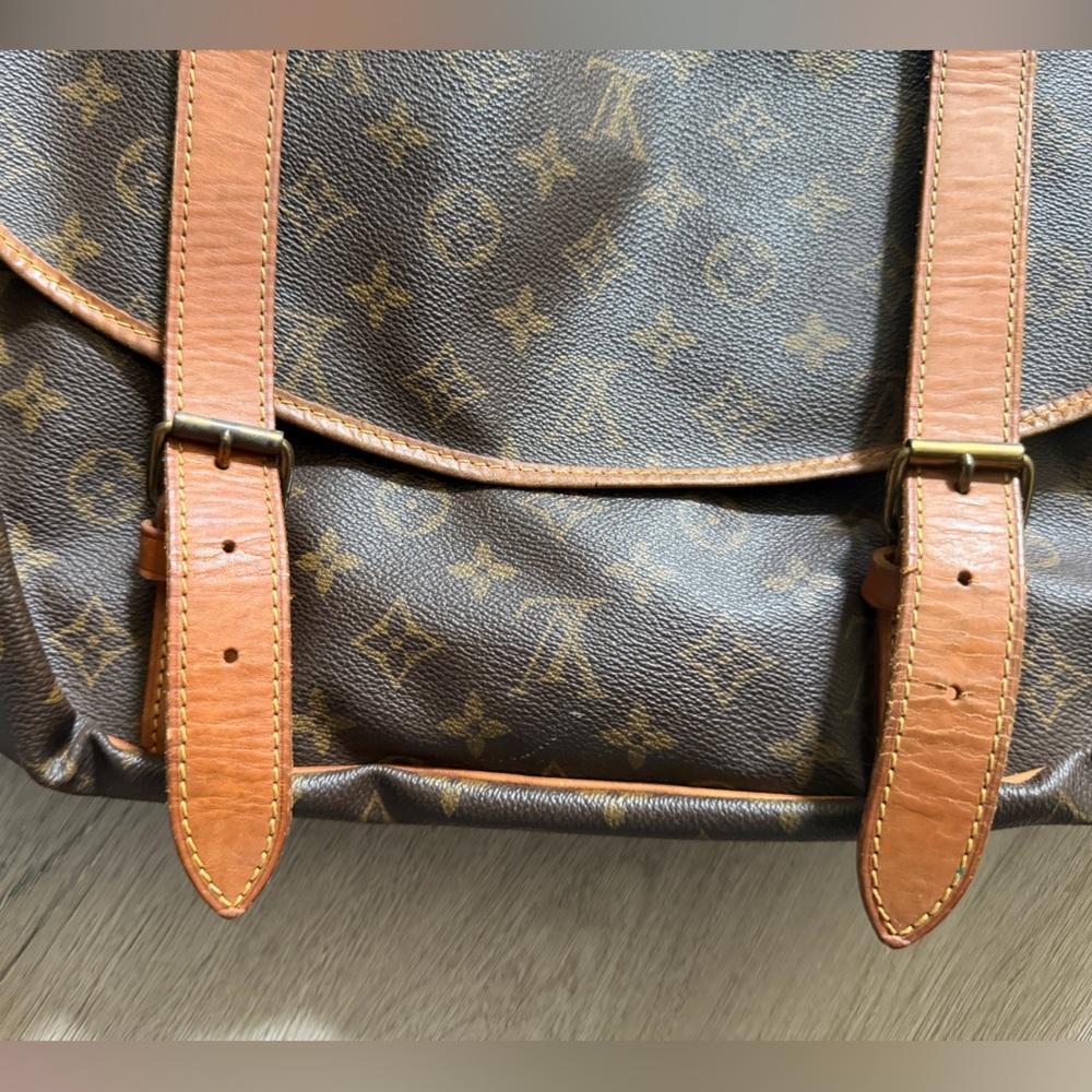 Louis Vuitton Monogram Saumur 43 Canvas Messenger Bag with Tan Leather Trim - Picture 4 of 16